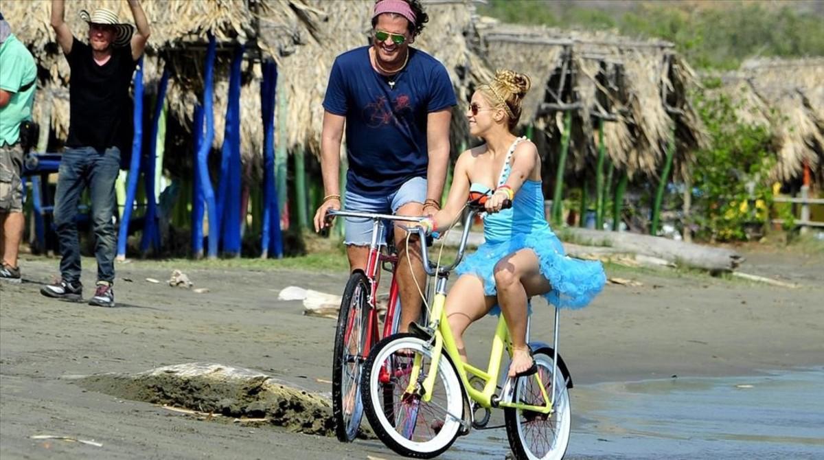 Shakira y Carlos Vives durante el rodaje del vídeo musical de 'La bicicleta'