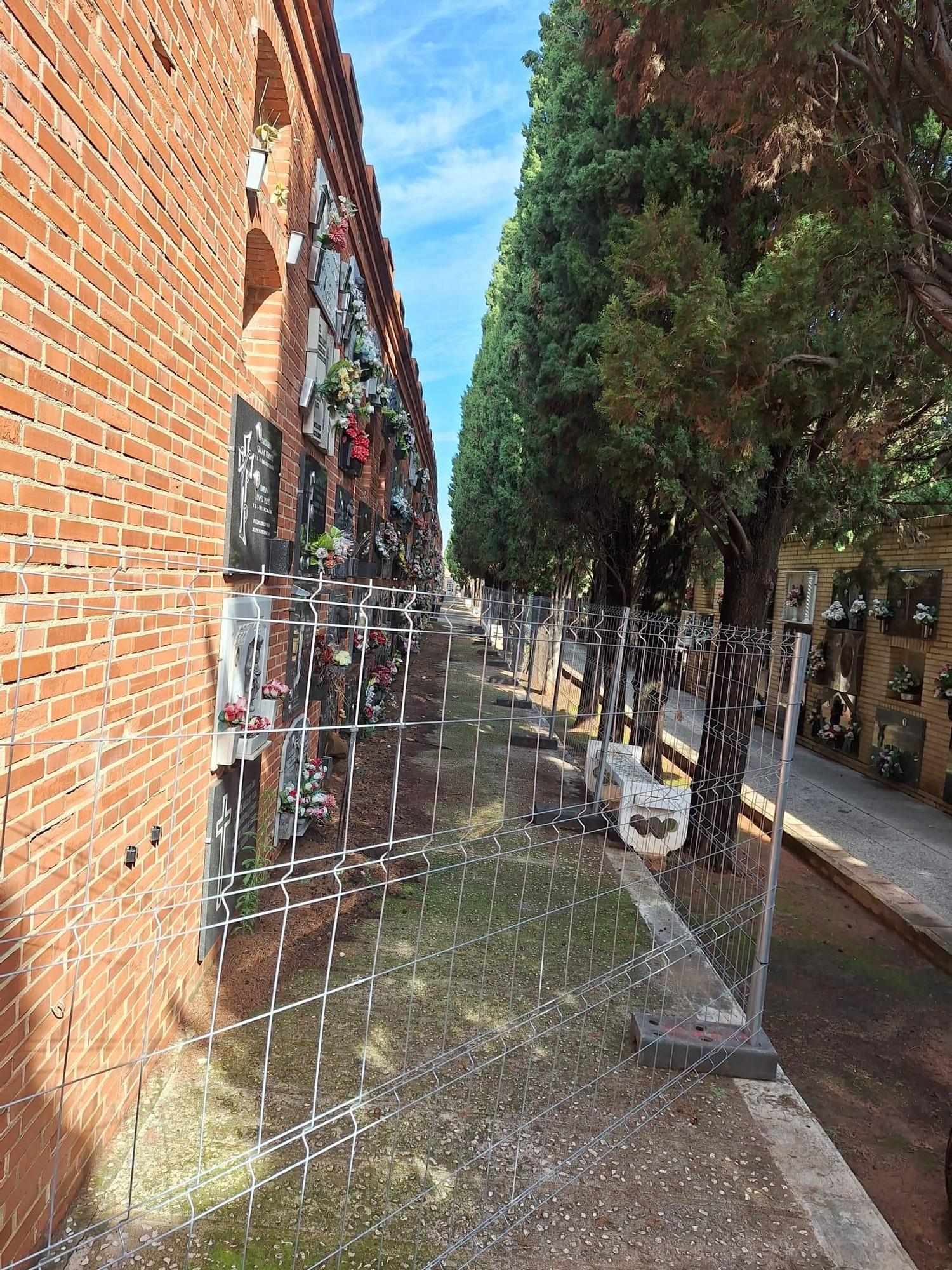 Un tramo del cementerio vallado desde hace meses, según la crítica del PP.