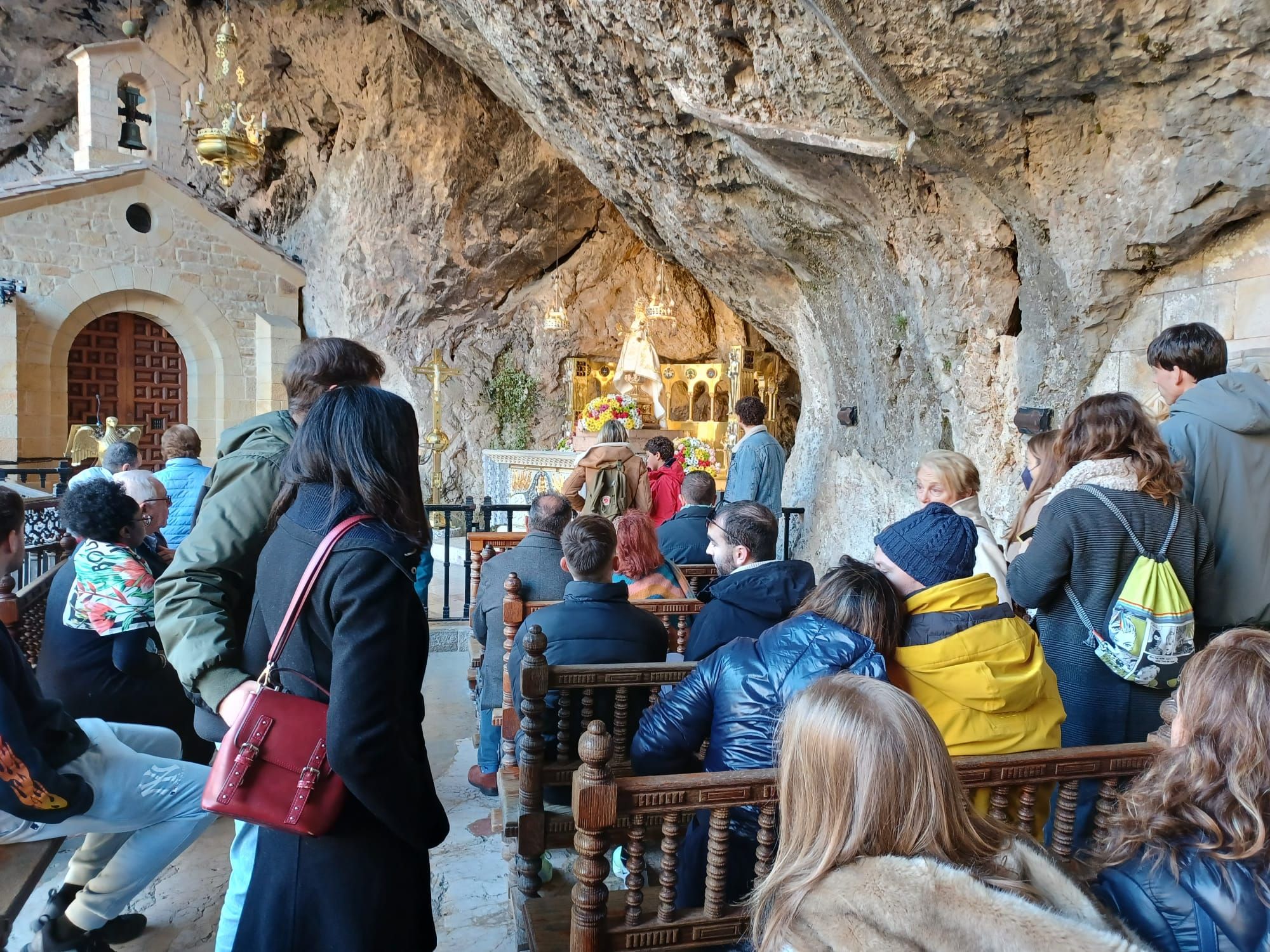 Leones de Papa, jardines de Príncipe y camposanto secreto, las mil y una curiosidades de Covadonga