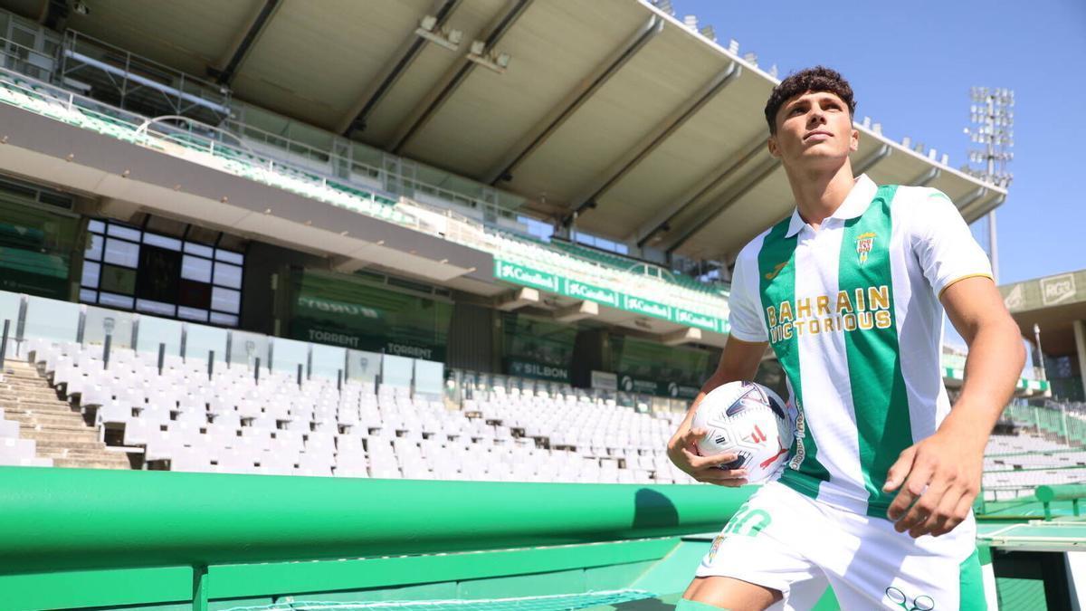 La presentación de Dani Budesca como nuevo jugador del Córdoba CF, en imágenes