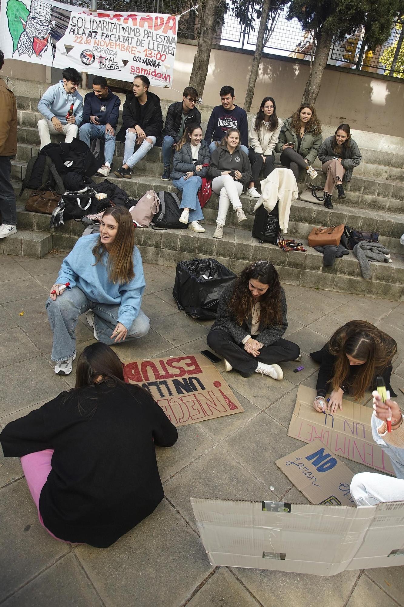 Els estudiants de la facultat d'Infermeria i Medicina protesten per la nova bilbioteca