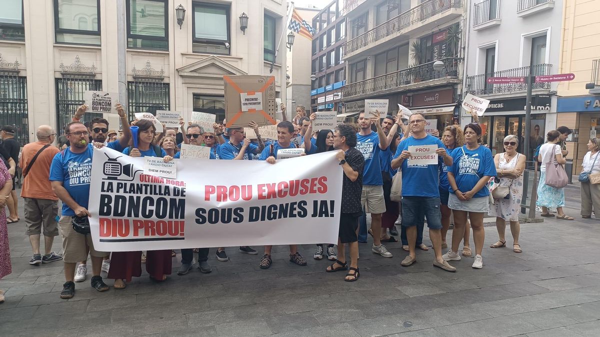 La plantilla de 'Badalona Comunicació' protesta por la equiparación salarial en la plaza de la Vila de Badalona