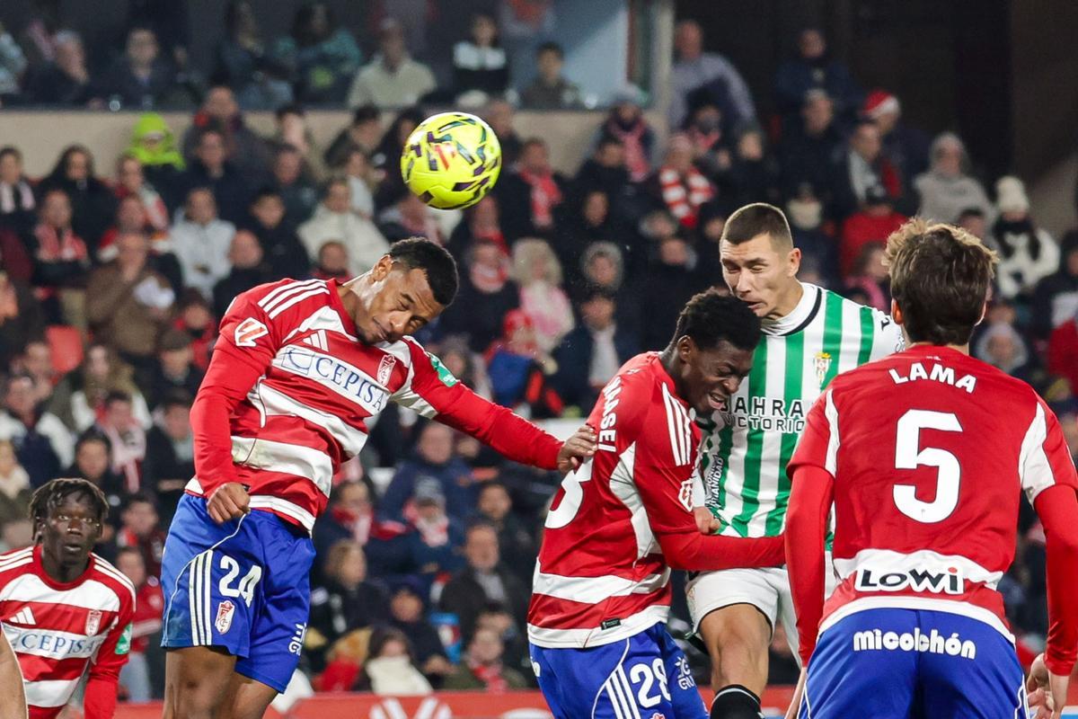 La acción del gol de Adrián Fuentes en el cruce ante el Granada, en un saque de esquina.