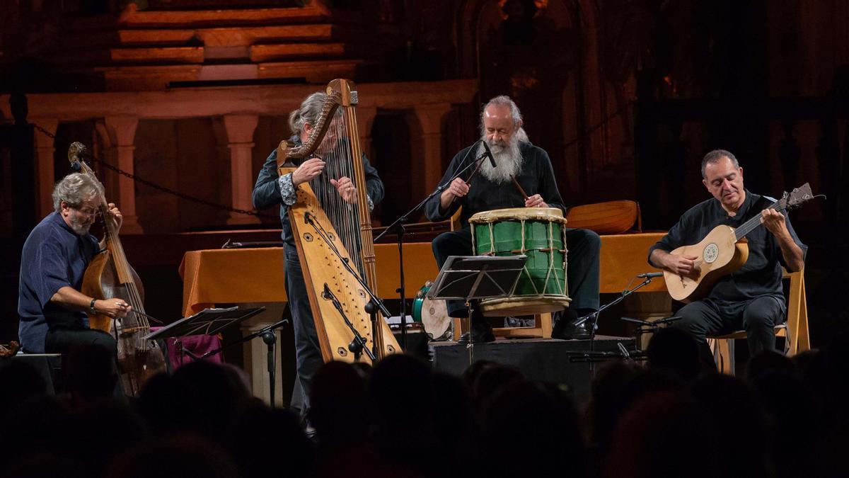 Escoltant Jordi Savall sobre les tombes de reis d’Aragó Escoltant Jordi Savall sobre les tombes de reis d’Aragó