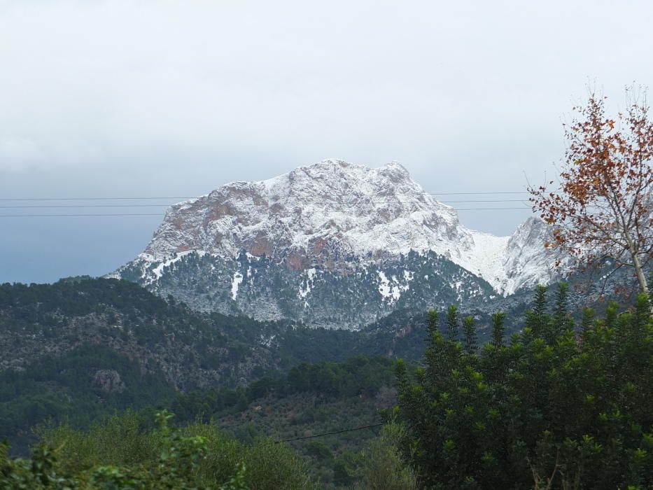 Schnee im Mallorca-Gebirge verursacht Staus