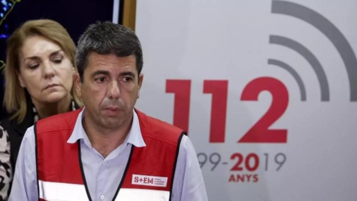 El presidente Carlos Mazón comparece desde el Cecopi el 30 de octubre. Detrás, Susana Camarero.
