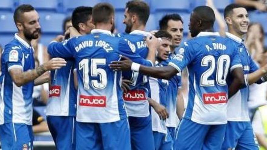 Els jugadors de l&#039;Espanyol celebren el segons dels quatre gols que van marcar al Deportivo.