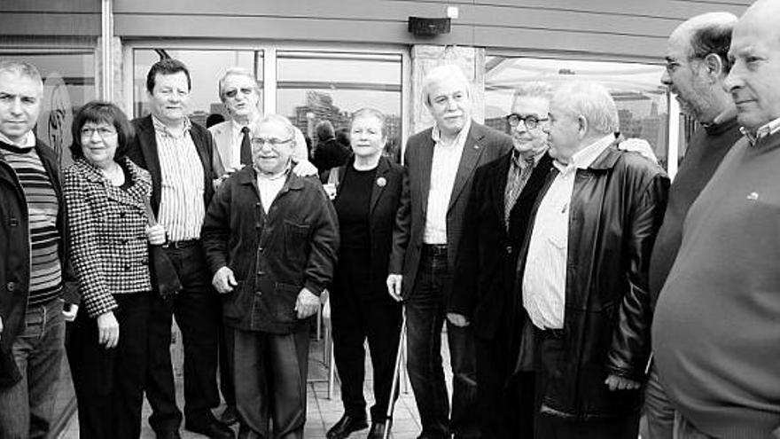 Varios de los homenajeados, ayer, en el restaurante Bellavista, junto a familiares, el secretario general de UGT en Asturias, Justo Rodríguez Braga, y el escritor José María Martínez Cobo.
