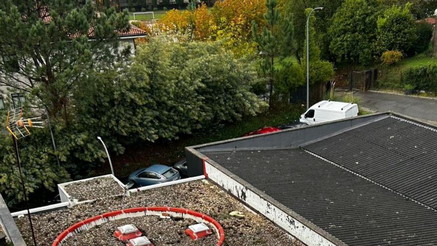 Emerxencias retira una plancha metálica del centro de salud de San Roque | FDV