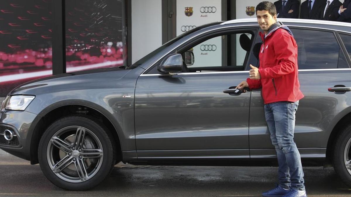 Luis Suárez recogiendo el vehículo escogido por él esta temporada