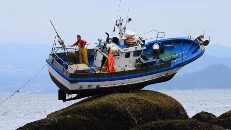 El pesquero &quot;Mar Abierto&quot;, ayer sobre las rocas de As Ameixeiras.  // Gonzalo Núñez