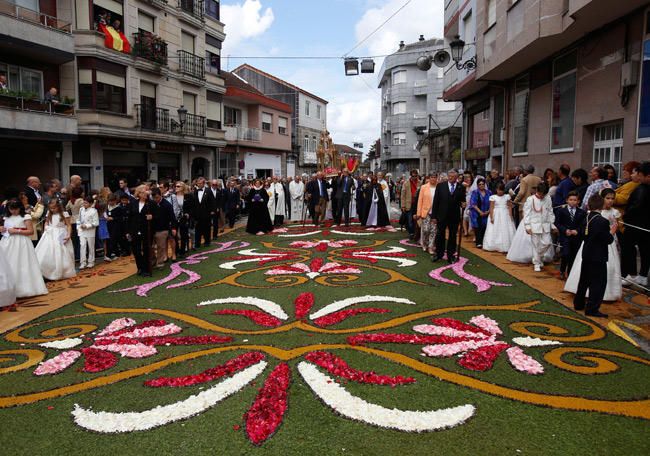 La lluvia ha amenazado la procesión y las alfombras florales, pero finalmente el recorrido se ha realizado con normalidad.