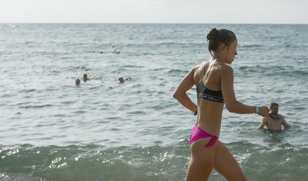 Uno de los ejercicios dentro del agua en la playa de la Barceloneta 