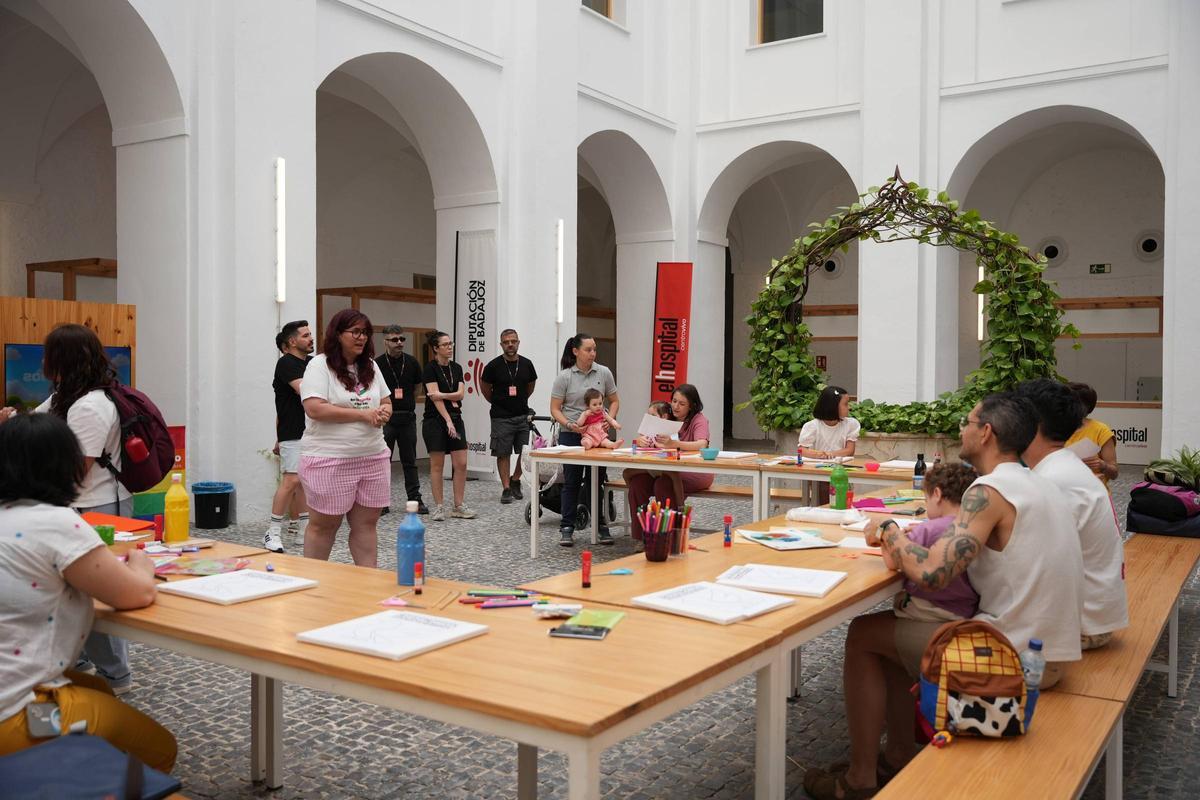 Varias familias comparten una de las actividades del taller de Los Palomos Kids en Badajoz.