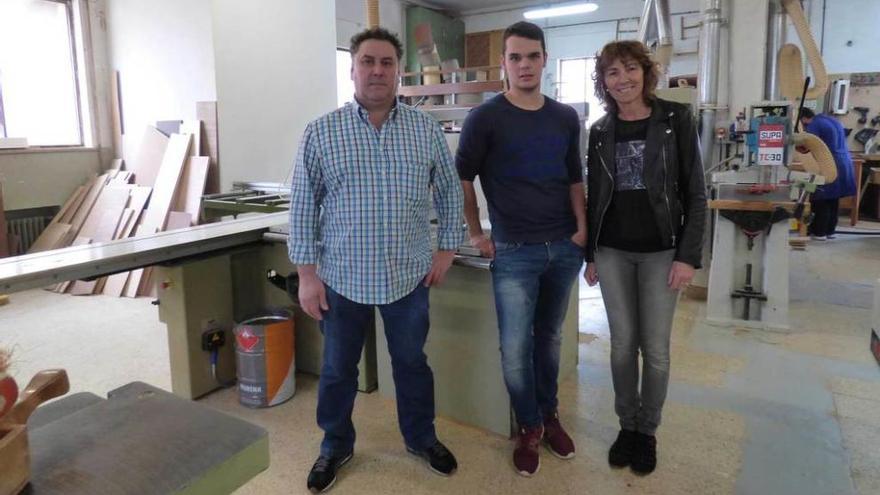 Vicente García, David Rodríguez y Olga Suárez, en el taller de El Prial.