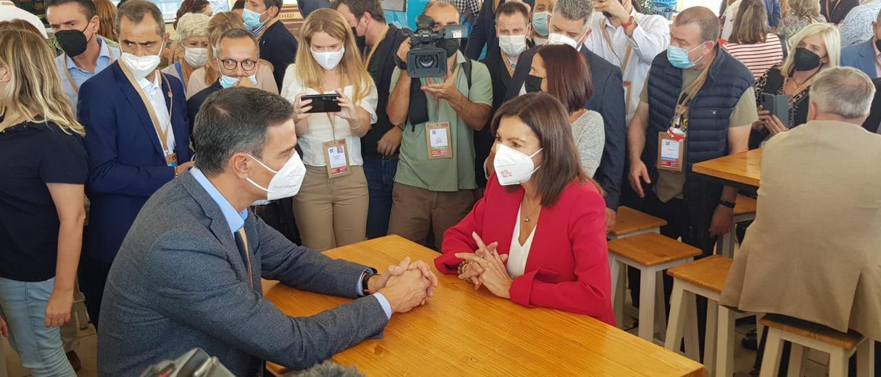 Pedro Sánchez y Anne Hidalgo se reúnen en el Congreso Federal del PSOE en València.