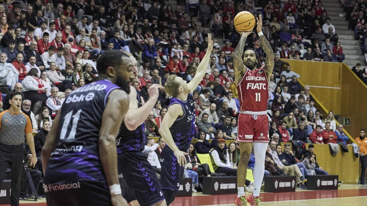 Otis Livingston llança a cistella durant el Bàsquet Girona-Bilbao Basket de la primera volta a Fontajau.