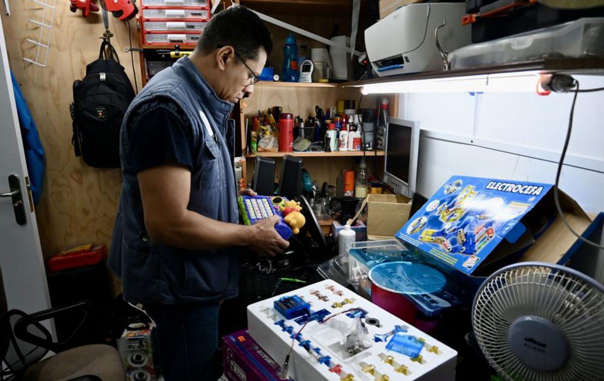 El alcalde y la concejala de Benestar Social en la juguetería.  | // FDV