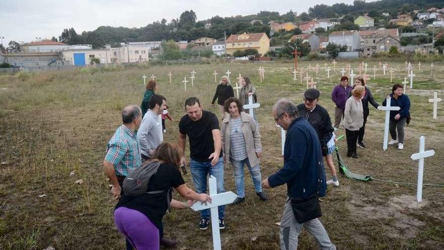 Siguen las protestas con la instalación de cruces ante la depuradora  |  Lo que tienen claro los vecinos de Lourizán es que deberán continuar con la movilización social para intentar frenar la posible ampliación de la depuradora. Creen que los presupuestos de la Xunta confirman la intención de realizar esta ampliación aunque se recoja la intervención solo como &quot;mejora&quot;. Recuerdan que se incluyen fondos para el nuevo emisario, que &quot;forma parte de la ampliación&quot;, e insisten en que no permitirán que crezca &quot;ni un metro más&quot;. En una nueva protesta clavaron cruces en los terrenos que ocuparía la ampliación.