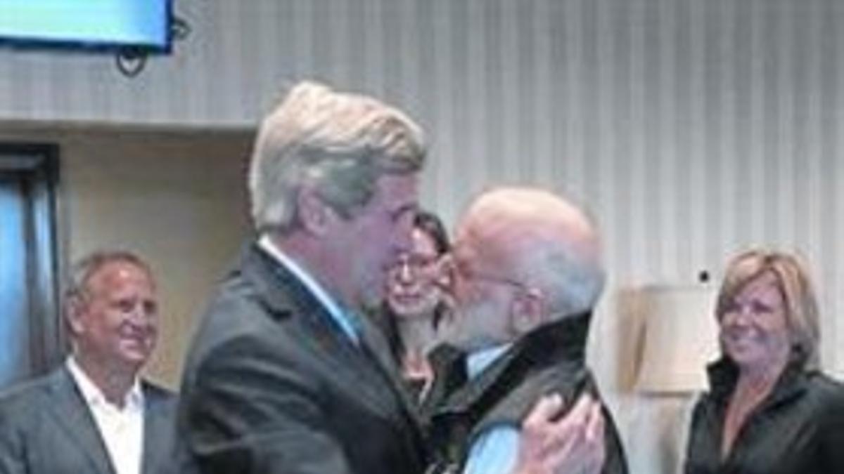 John Kerry da la bienvenida a EEUU a Alan Gross, ayer.