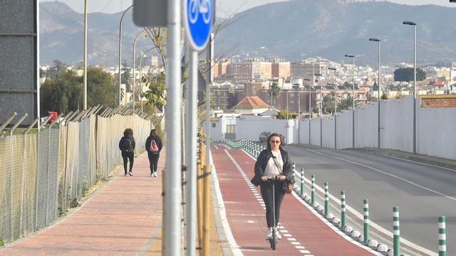 Una mujer circula en su
patinete por el nuevo carril
bici de la UCAM.  Iván Urquízar