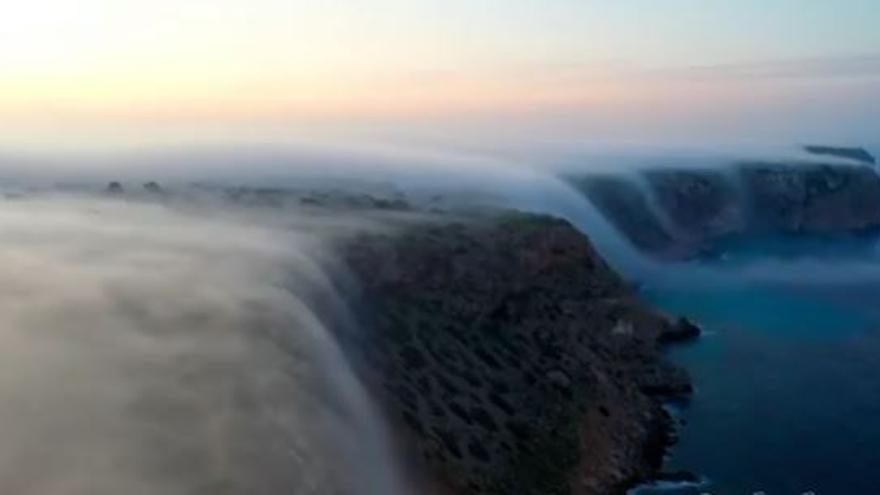 Espectacular cascada de niebla en Cap Blanc