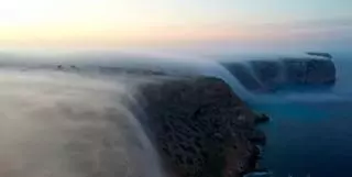 Espectacular cascada de niebla en los acantilados de Cap Blanc