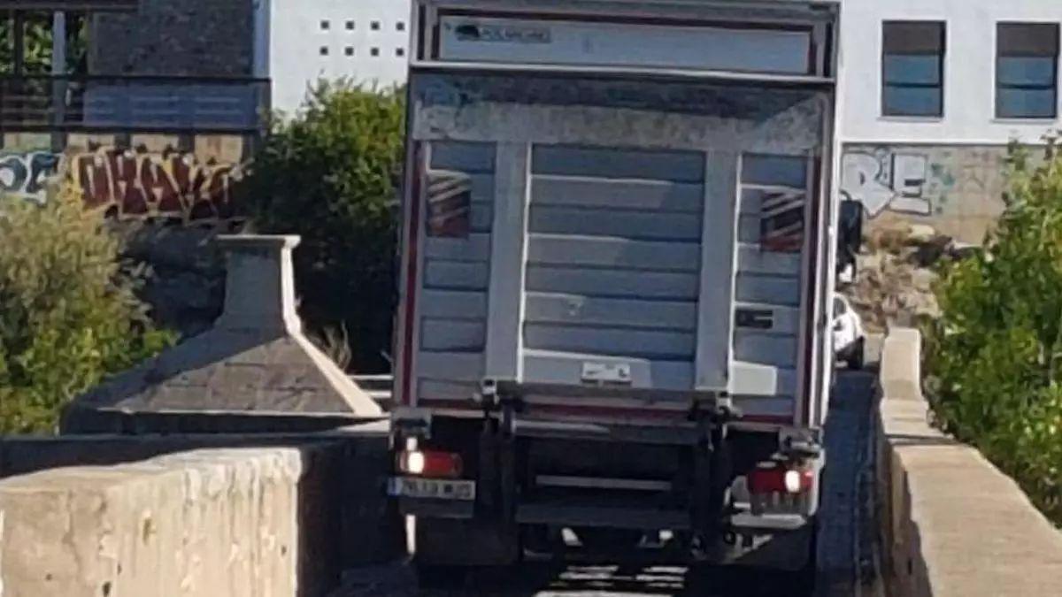 Un camión se coló en el puente BIC de Santa Quitèria desde Vila-real, tras desaparecer la portería que limitaba el paso de vehículos pesados..