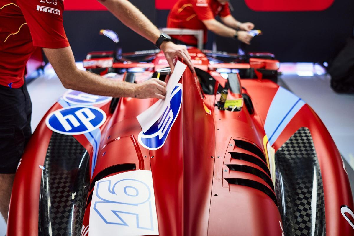 Los responsables de diseño de Ferrari colocan los logotipos de HP en la carrocería del SF-24.