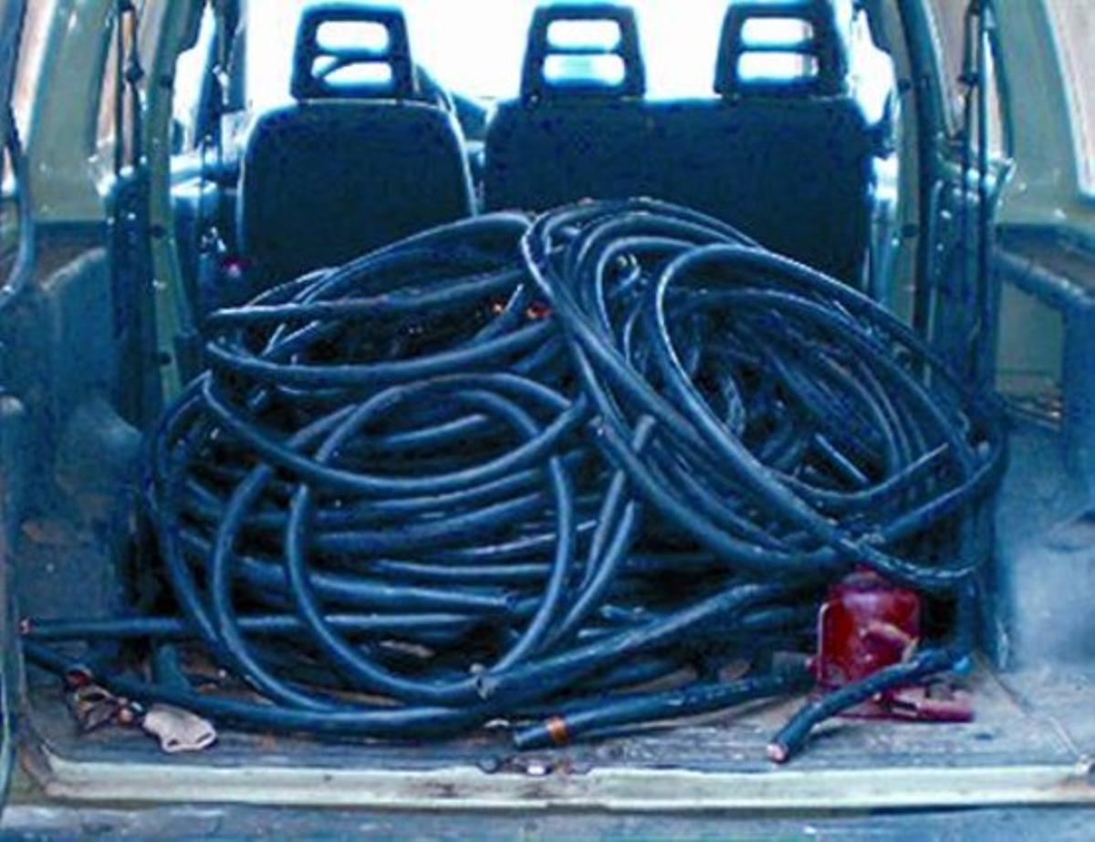 Cables de coure a la furgoneta interceptada per la Guàrdia Civil. Cables de coure a la furgoneta interceptada per la Guàrdia Civil.