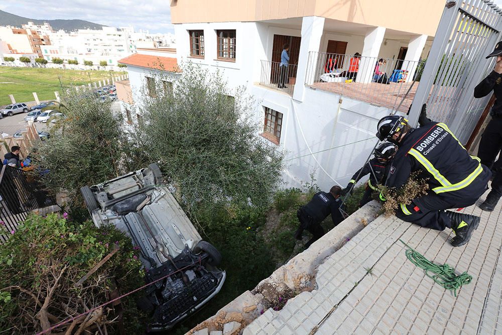Rescatada una conductora cuyo coche se ha precipitado en Ibiza