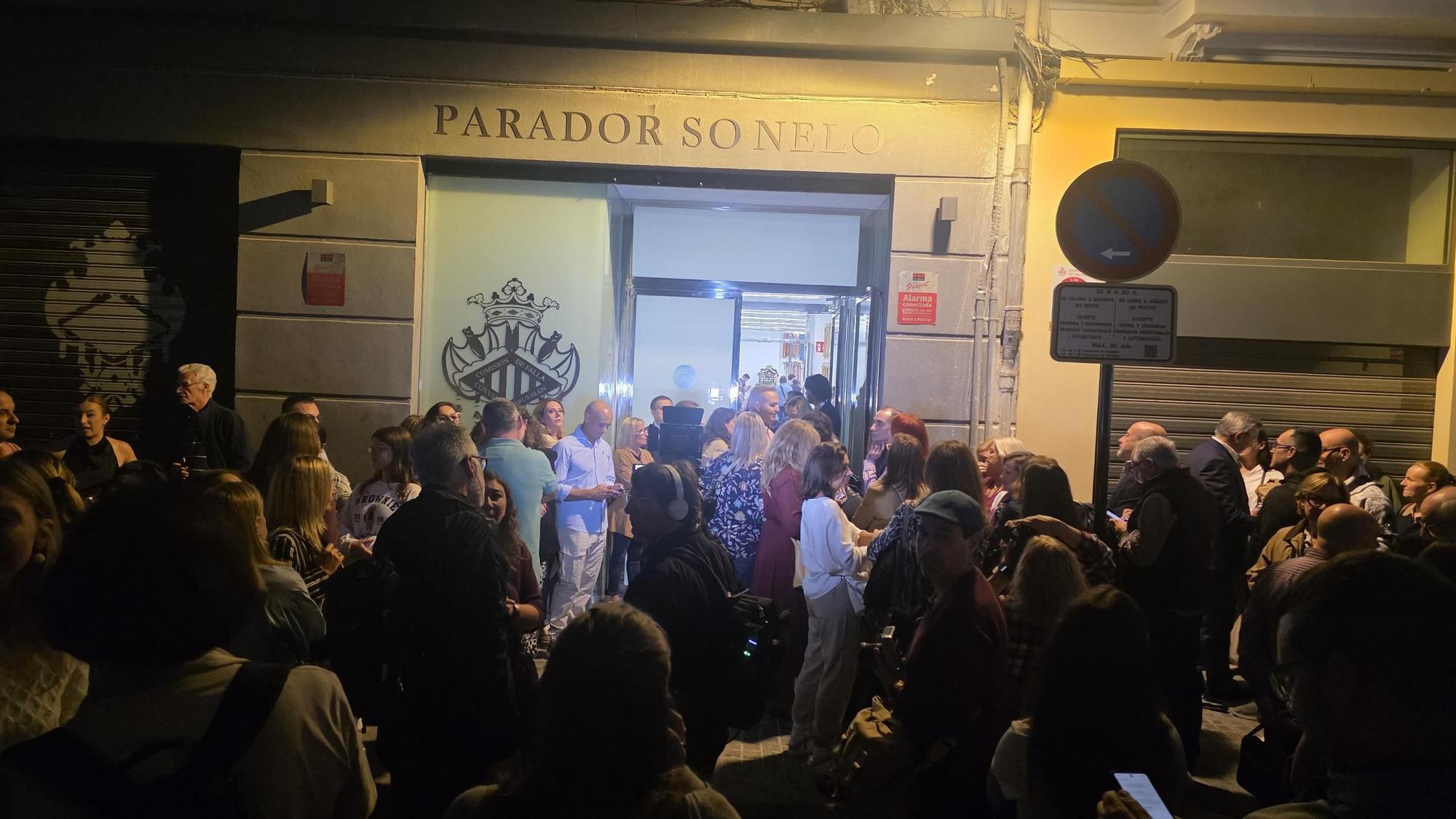 Expectación a la puerta de un casal