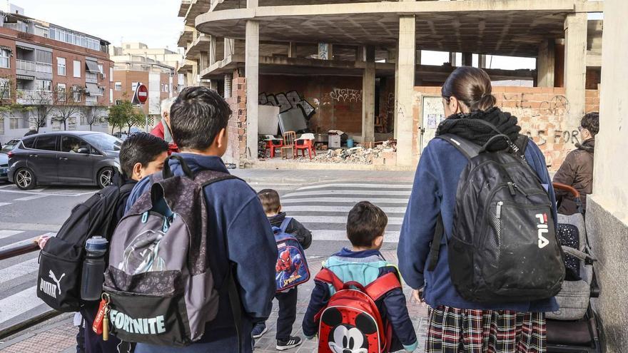 Una edificación abandonada convertida en amenaza para un colegio de Alicante