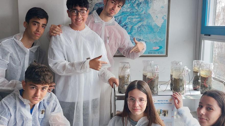 Alumnos trabajando con bacterias en el laboratorio del IES Vicente Medina de Archena