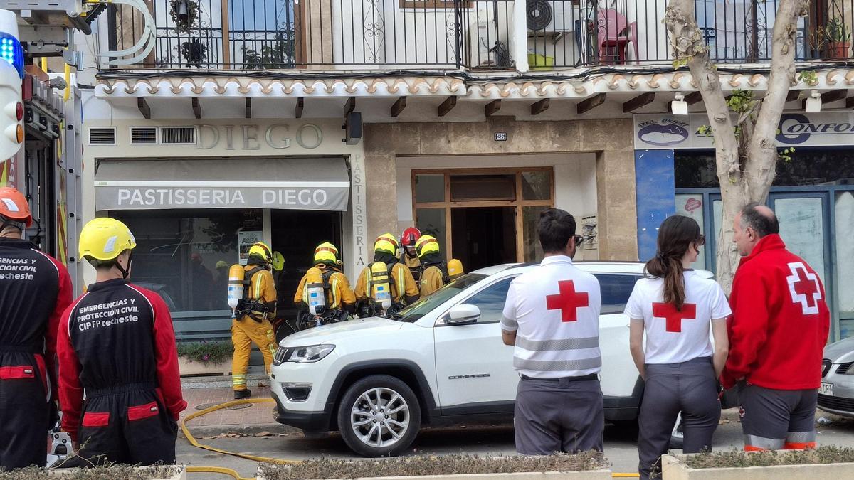 Los bomberos entran en la pastelería