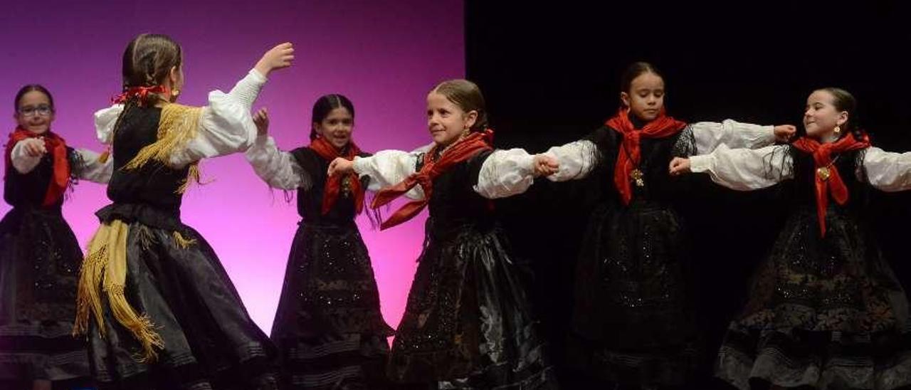 El festival folclórico celebrado ayer en el Auditorio Municipal por O Souto de Rubiáns. // Noé Parga