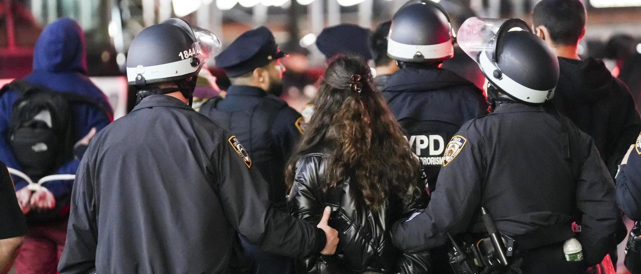 Policía de Nueva York recupera control de edificio universitario de Columbia y detiene a estudiantes