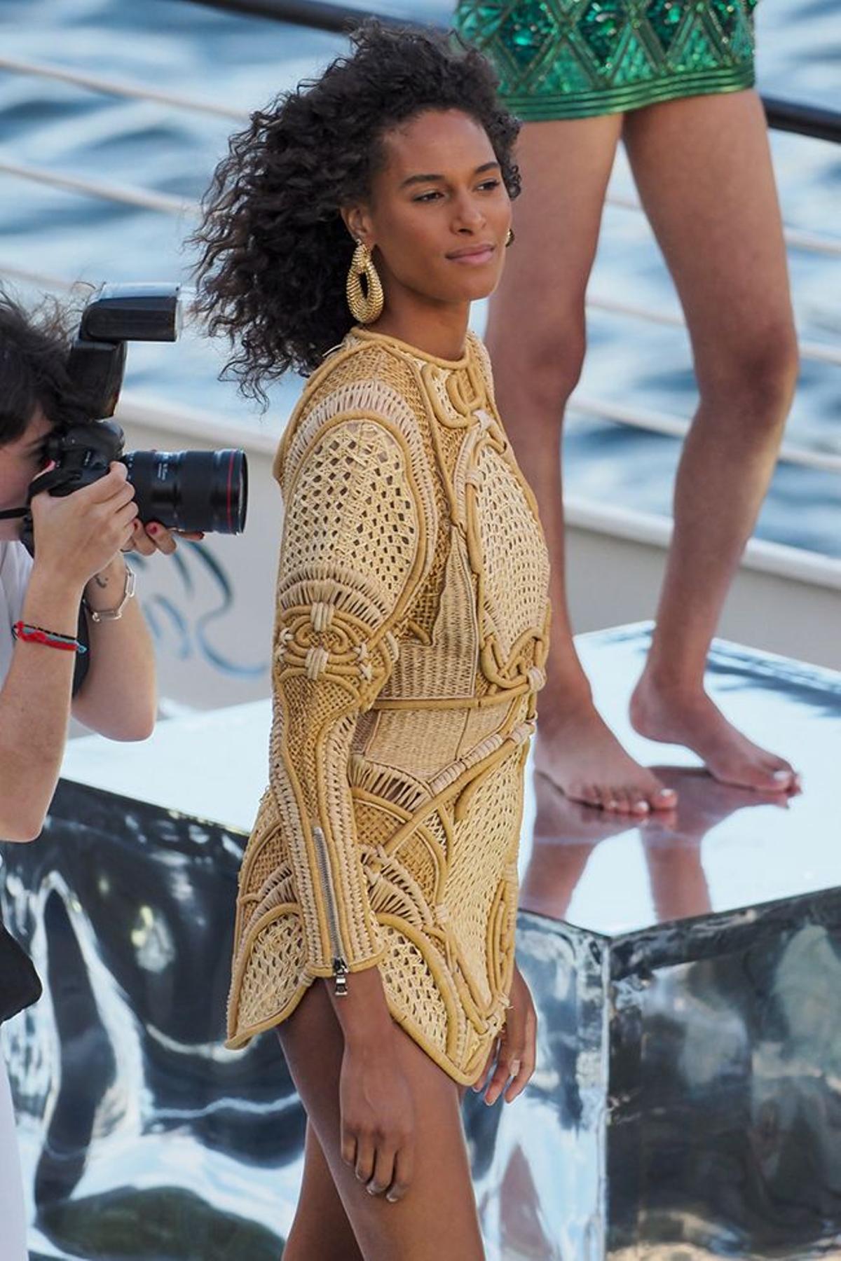 El dorado desfile de Balmain sobre un barco en París