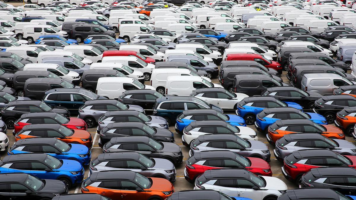 Miles de coches esperan a ser transportados en la terminal de Bouzas