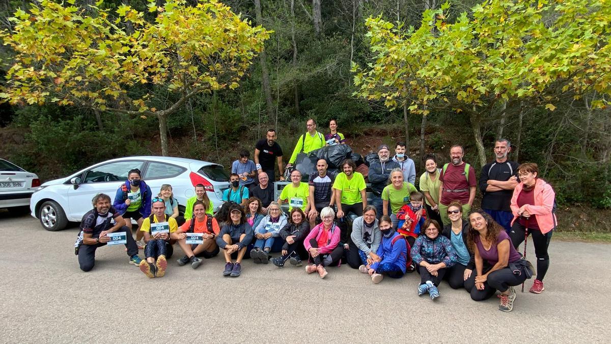 Els i les voluntàries de Cireres Plogging en la recollida de deixalles