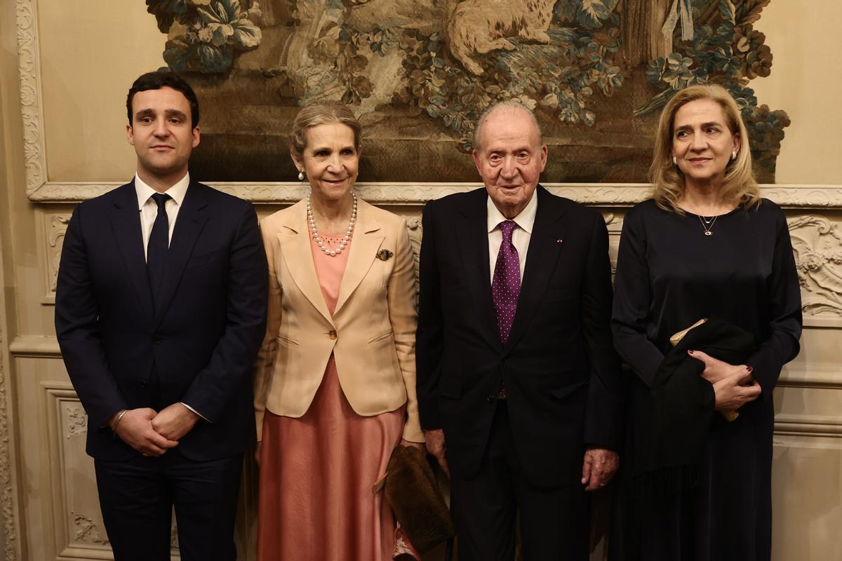 Miembros de la familia real española, el Rey emérito de España Juan Carlos I (C-D), acompañado por sus hijas la infanta Cristina de Borbón (D) y la infanta Elena de Borbón (C-I), y su nieto Froilán de Marichalar y Borbón (I), posan para los fotógrafos tras recibir el Premio Especial del Premio al Libro Político, organizado por la asociación francesa Lire la Société (Leer la Sociedad), por su libro de memorias Reconciliación Miembros de la familia real española, el Rey emérito de España Juan Carlos I (C-D), acompañado por sus hijas la infanta Cristina de Borbón (D) y la infanta Elena de Borbón (C-I), y su nieto Froilán de Marichalar y Borbón (I), posan para los fotógrafos tras recibir el Premio Especial del Premio al Libro Político, organizado por la asociación francesa Lire la Société (Leer la Sociedad), por su libro de memorias Reconciliación