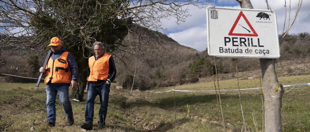 Dos caçadors abandonen una àrea senyalitzada de caça a Avià | ALEX GUERRERO