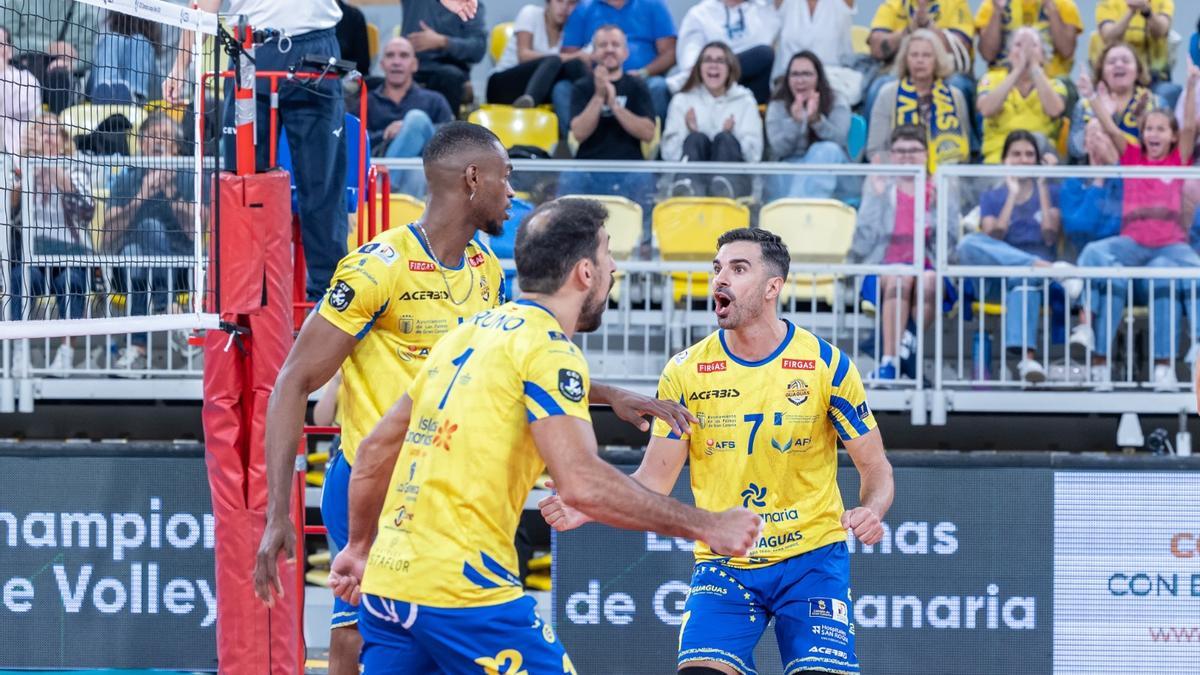 De Amo (7) celebra un punto con sus compañeros Hélder Spencer y Nico Bruno (1).