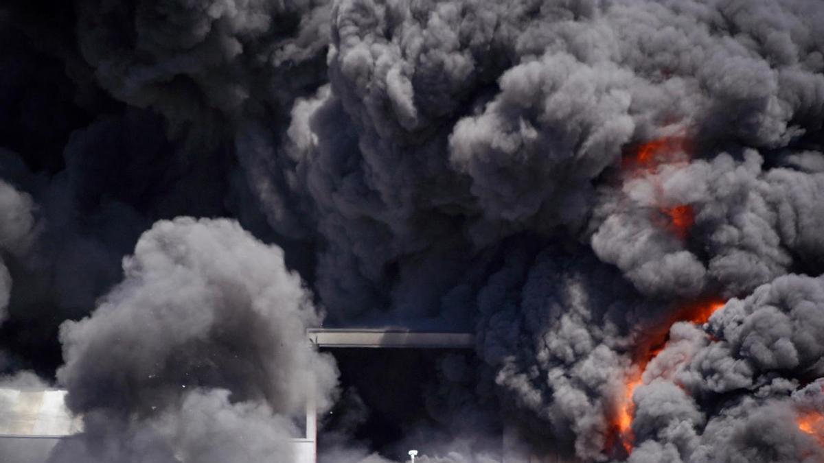 GALERÍA | Las imágenes del incendio en la planta de residuos Zaresa de Roales