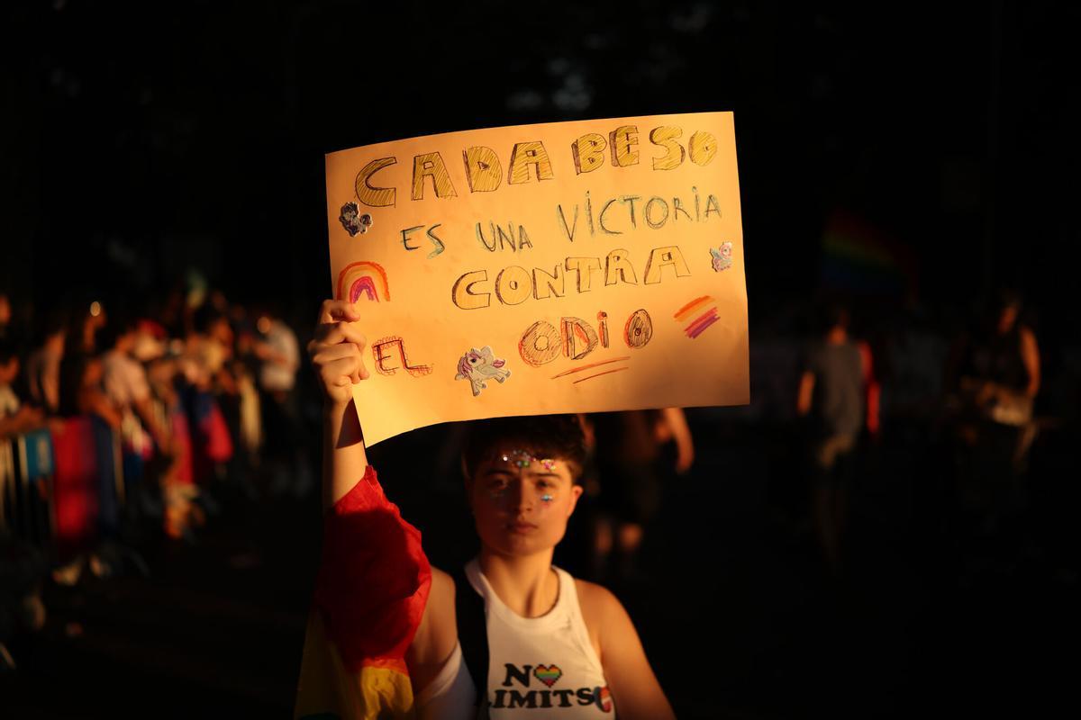 Un joven muestra un cartel en el que se lee "Cada beso es una victoria contra el odio" durante la manifestación del Orgullo 2026 en Madrid. Un joven muestra un cartel en el que se lee "Cada beso es una victoria contra el odio" durante la manifestación del Orgullo 2026 en Madrid.