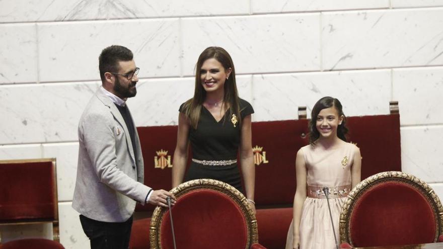 Fuset, con las falleras mayores 2016 Alicia Moreno y Sofía Soler en el hemiciclo.