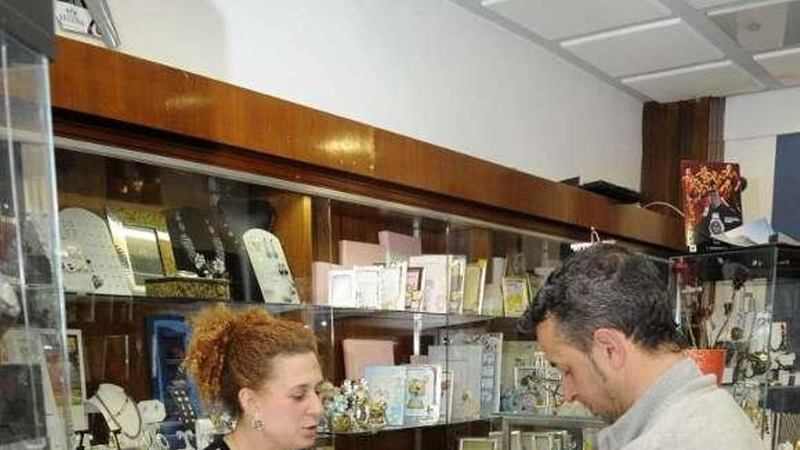 Un cliente comprando ayer en una joyería de Vilagarcía.  // Noé Parga