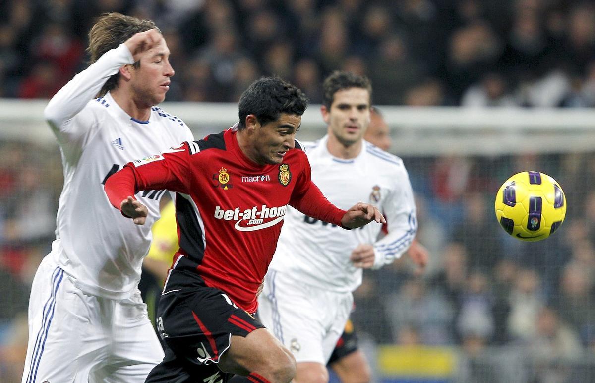 Castro pugna un balón con Sergio Ramos en un partido ante el Real Madrid en el Santiago Bernabéu (2010)