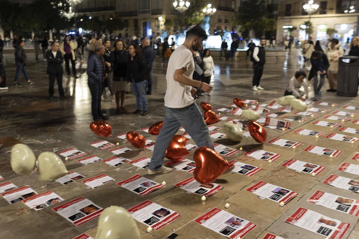 Valencia. VLC. La Asociación de Amistad Comunitat Valenciana-Israel ha convocado junto a la organización Kidnnaped una concentración en la plaza de la Virgen