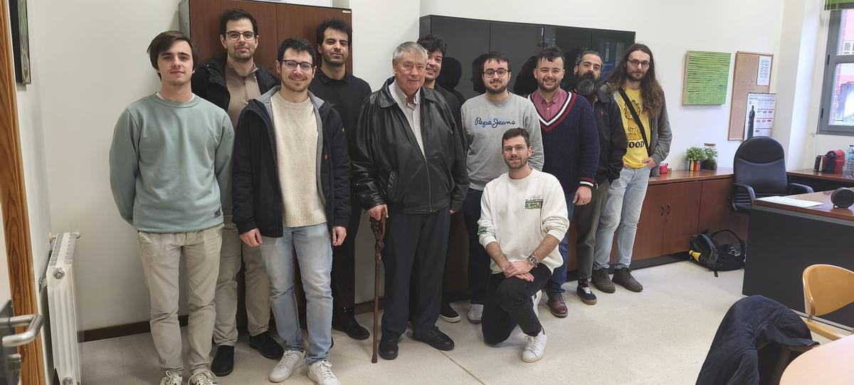 Peter Worden, en el centro de la foto, con los integrantes del ICTEA, este martes, en Oviedo.